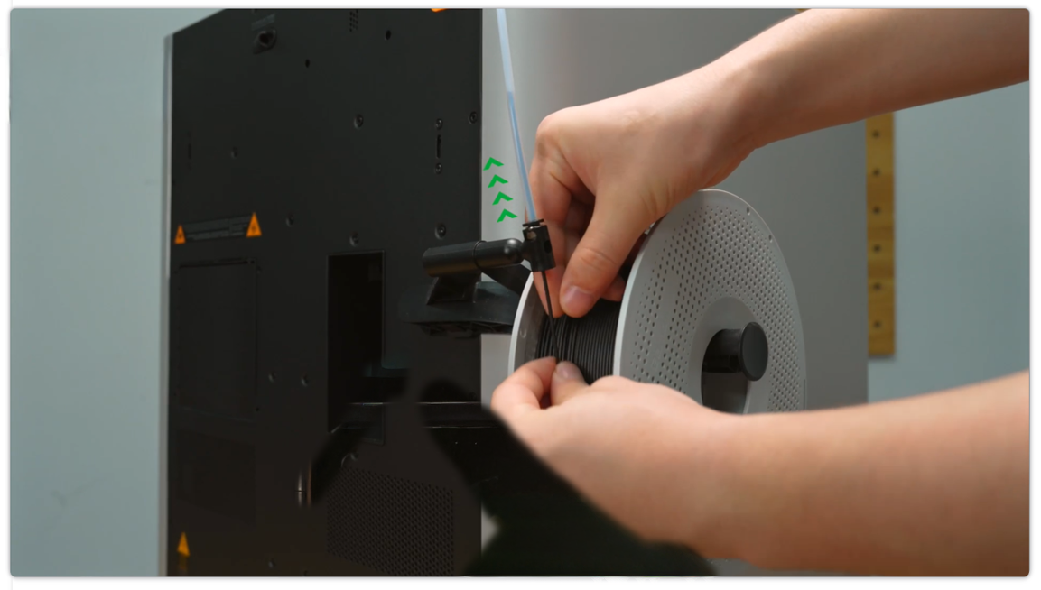 Inserting filament t the spool.png
