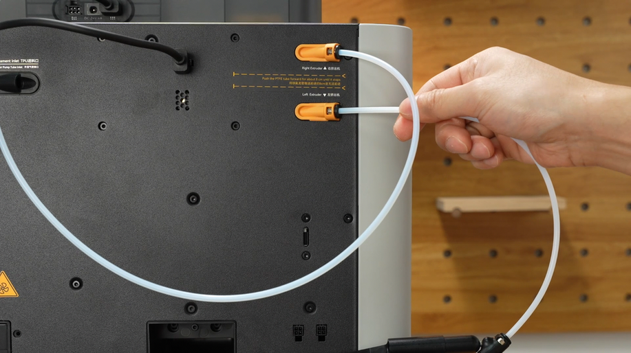 Inserindo uma extremidade do tubo PTFE no suporte do carretel.png